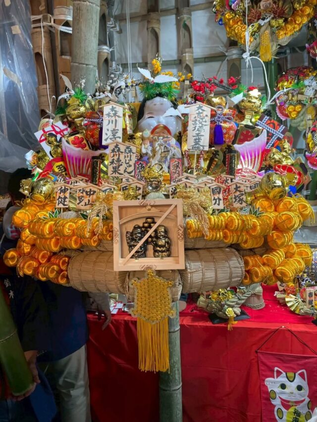 ■

大志設備工業では毎年恒例の行事。
浅草酉の市。鷲神社に社員一同行ってまいりました🌟

皆様は熊手の意味、ご存知ですかー？

元々は落ち葉や雑穀をかき集める道具ですが
その使い道にあやかり、
また、形が鷲が獲物を掴んでいる様子に似ているところから
『福をかき集める』『運を鷲掴む』
という意味を込められ、縁起物として広まった様です😇

人と人との繋がり、ご縁を大切に
そしてまた来年も皆で元気に酉の市に来れますように
社員一同、精進してまいります❤️‍🔥

いや〜それにしても、ものすんごい人の数でした🫨笑

#配管工 #職人 #設備屋 #施工管理 #給排水 #衛生設備 #消火設備 #空調設備 #新築マンション新築 #水道設備 #求人募集 #求人 #千葉県 #市川市 #サッカー好き #サッカー好きと繋がりたい #釣り好き #釣り好きと繋がりたい #船好き #船好きと繋がりたい #海好き #海好きと繋がりたい #大島 #伊豆大島 #酉の市 #鷲神社 #一の酉 #熊手 #浅草 #浅草酉の市